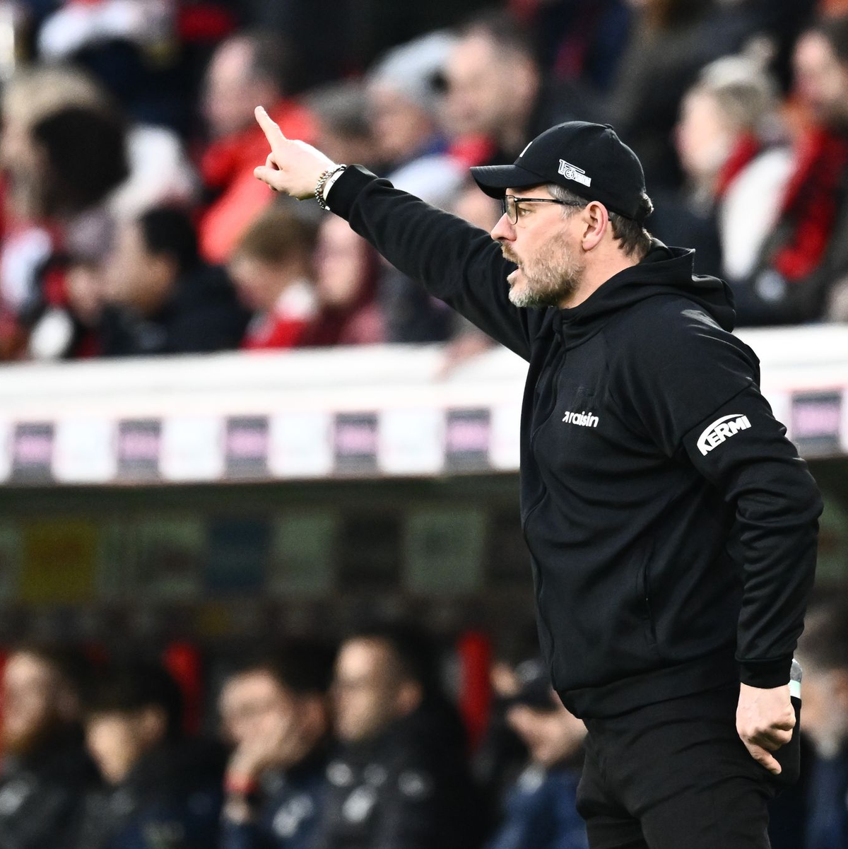 Wie gewohnt trieb Steffen Baumgart sein Team immer wieder an. - Foto: Silas Stein/dpa