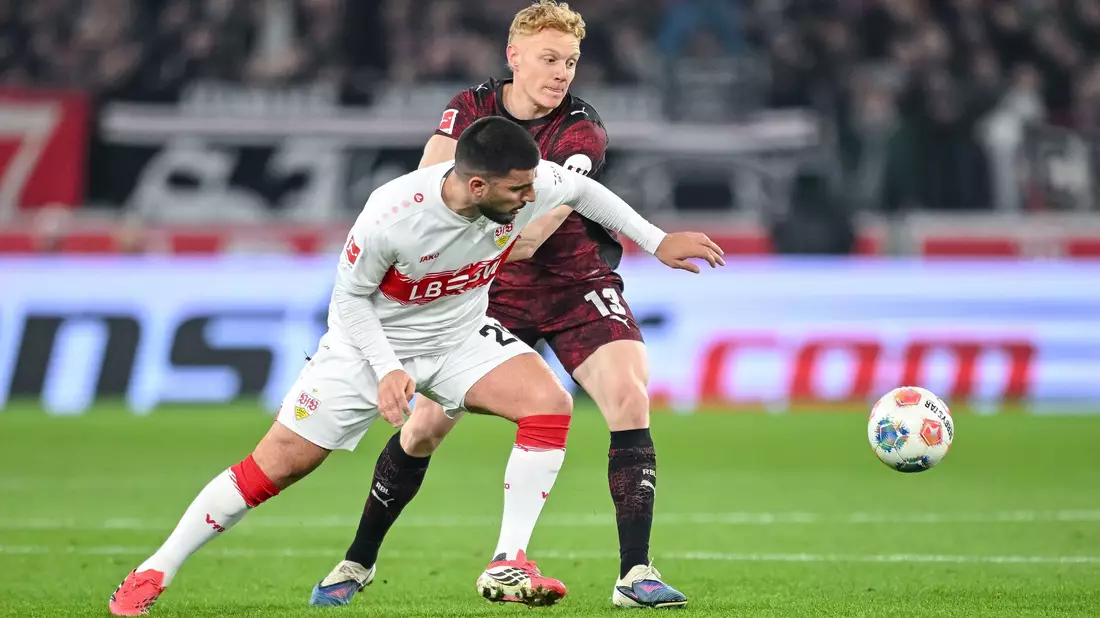Hier geblieben: Leipzigs Nicolas Seiwald (r) verfolgt VfB-Stürmer Deniz Undav, der nach der Pause trifft. - Bild: Harry Langer/dpa