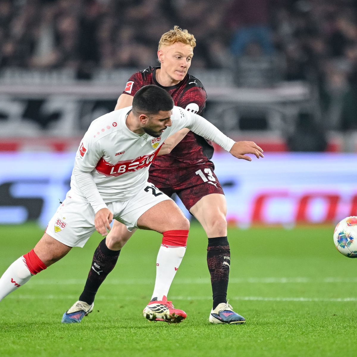 Hier geblieben: Leipzigs Nicolas Seiwald (r) verfolgt VfB-Stürmer Deniz Undav, der nach der Pause trifft. - Foto: Harry Langer/dpa