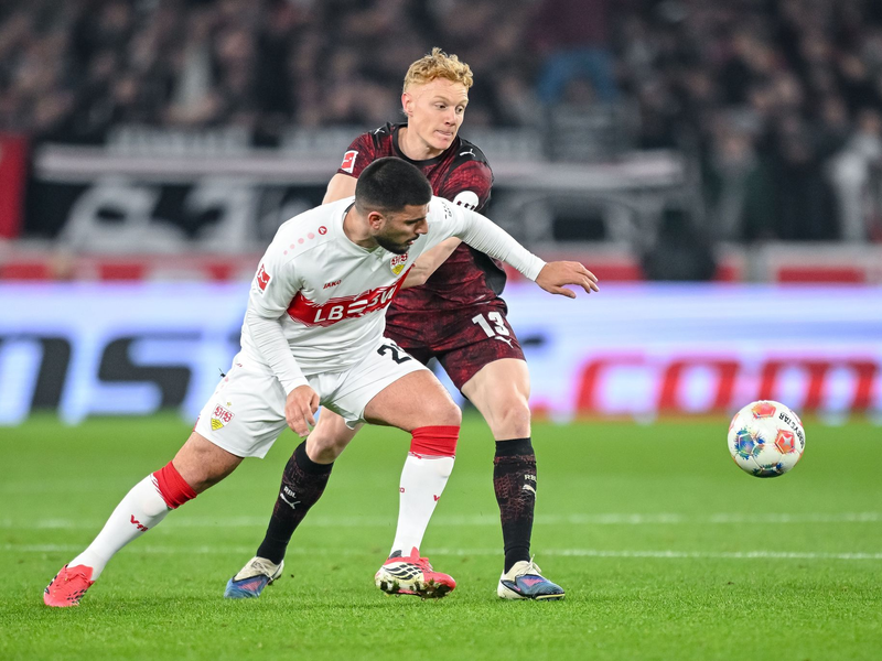 Hier geblieben: Leipzigs Nicolas Seiwald (r) verfolgt VfB-Stürmer Deniz Undav, der nach der Pause trifft. - Foto: Harry Langer/dpa