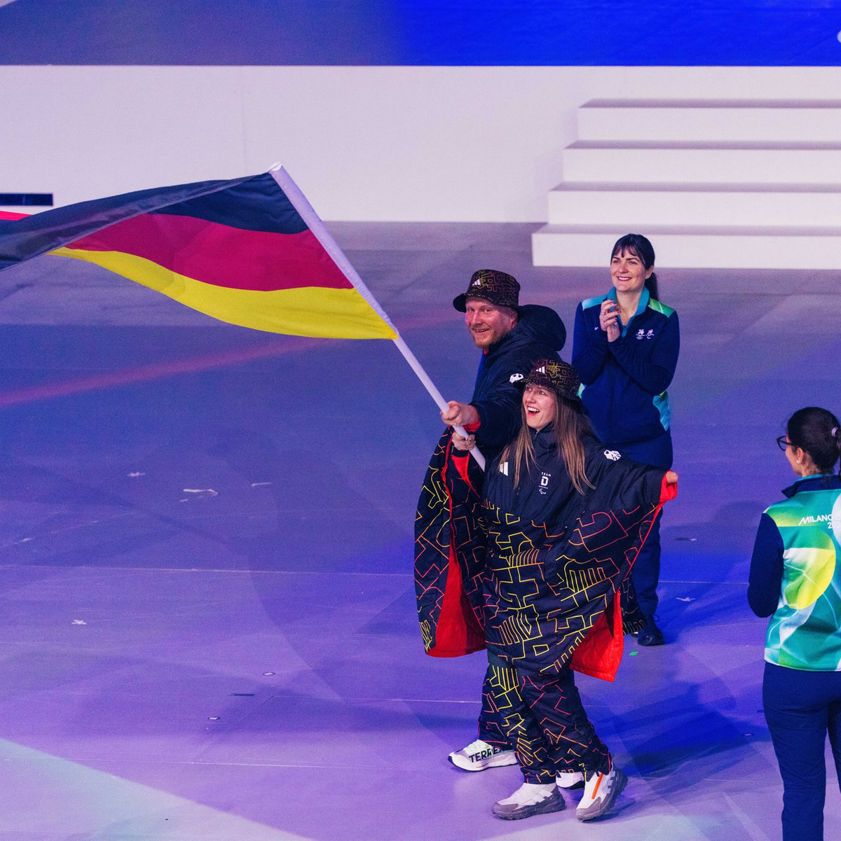 Die deutschen Fahnenträger Christoph Schmiedt und Andrea Rothfuss.  - Foto: Philipp von Ditfurth/dpa