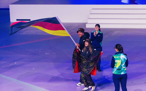 Die deutschen FahnentrÀger Christoph Schmiedt und Andrea Rothfuss. - Foto: Philipp von Ditfurth/dpa Die deutschen FahnentrÀger Christoph Schmiedt und Andrea Rothfuss. - Foto: Philipp von Ditfurth/dpa