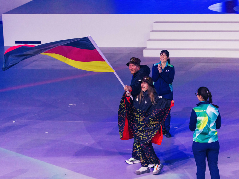 Die deutschen FahnentrÀger Christoph Schmiedt und Andrea Rothfuss. - Foto: Philipp von Ditfurth/dpa