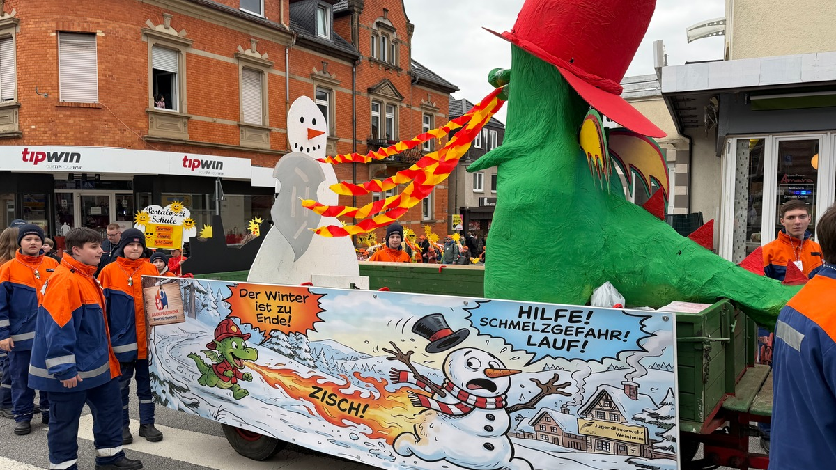 FW Weinheim: Jugendfeuerwehr Weinheim beteiligt sich mit kreativem Motivwagen am Sommertagszug - Foto: presseportal.de