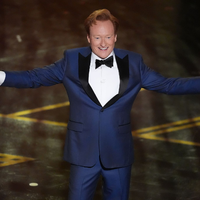 Moderator Conan O'Brien erscheint während der Oscar-Verleihung im Dolby Theatre in Los Angeles. - Foto: Chris Pizzello/Invision/AP/dpa