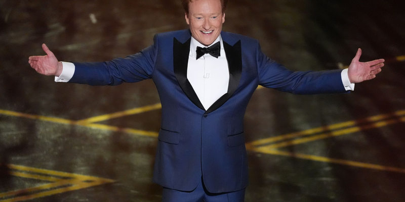 Moderator Conan O'Brien erscheint während der Oscar-Verleihung im Dolby Theatre in Los Angeles. - Foto: Chris Pizzello/Invision/AP/dpa