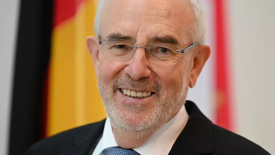 Bei Alterskontrolle ist laut Datenschützer das Geburtsdatum nicht relevant. (Archivbild) - Bild: Arne Dedert/dpa