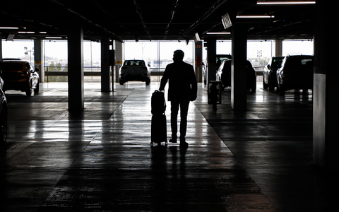Das Parkhaus einer Autovermietung. Mietwagen werden über Ostern in Deutschland teurer sein als im Vorjahr, in etlichen anderen Ländern jedoch günstiger. (Symbolbild) - Foto: Clara Margais/dpa
