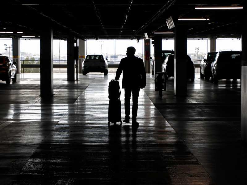 Das Parkhaus einer Autovermietung. Mietwagen werden über Ostern in Deutschland teurer sein als im Vorjahr, in etlichen anderen Ländern jedoch günstiger. (Symbolbild) - Foto: Clara Margais/dpa