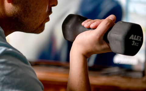 Es braucht kein teures Fitnessstudio und auch nicht viel Zeit. (Archivfoto) - Foto: Britta Pedersen/dpa-Zentralbild/dpa