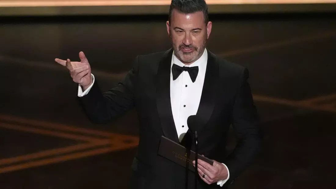 Jimmy Kimmel auf der Bühne. - Bild: Chris Pizzello/Invision/AP/dpa