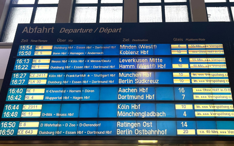 Bei Zugausfällen und Verspätungen haben Fahrgäste der Bahn Anspruch auf Entschädigung. 2025 war es erneut ein dreistelliger Millionenbetrag. (Archivbild) - Foto: Arne Meyer/dpa