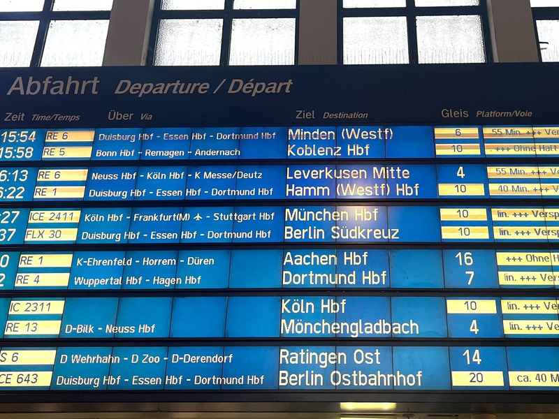 Bei Zugausfällen und Verspätungen haben Fahrgäste der Bahn Anspruch auf Entschädigung. 2025 war es erneut ein dreistelliger Millionenbetrag. (Archivbild) - Foto: Arne Meyer/dpa