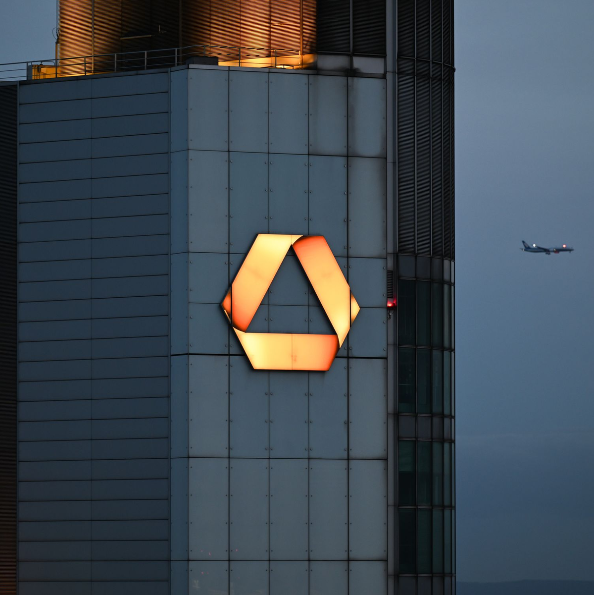 Übernahmeziel: Die Commerzbank in Frankfurt (Archivbild). - Foto: Arne Dedert/dpa
