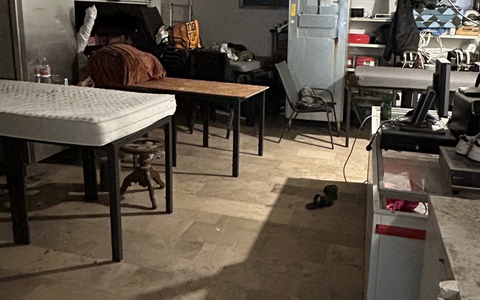 HZA-BI: Zoll deckt illegale Beschäftigung in Bielefelder Restaurants auf/Zusammengestellte Tische dienen als Schlafplatz - Foto: presseportal.de
