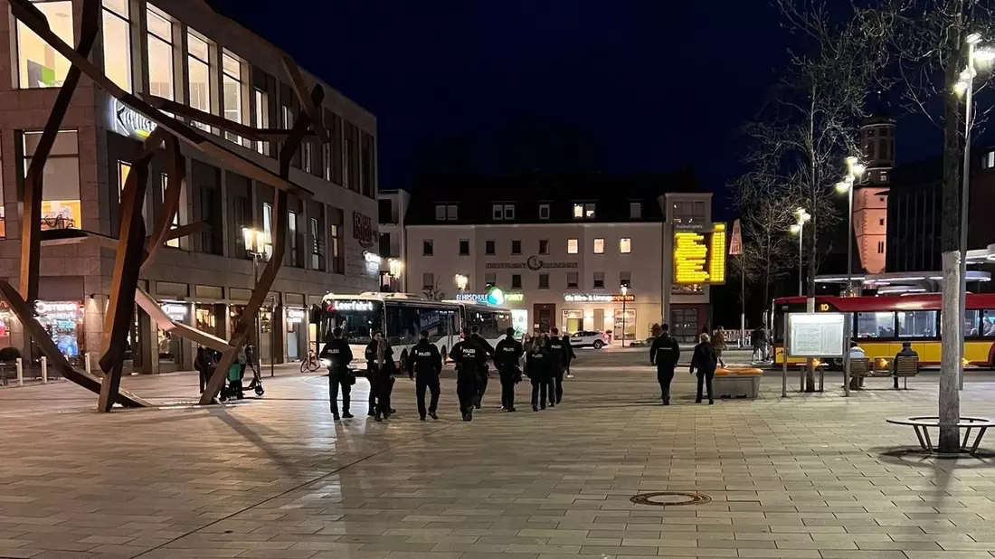 POL-OF: Hanauer Polizei erhöht Präsenz und verstärkt konzeptionelle Kontrollmaßnahmen rund um den Freiheitsplatz: Mehrere unerlaubte Gegenstände in Waffenverbotszone sichergestellt - Bild: presseportal.de