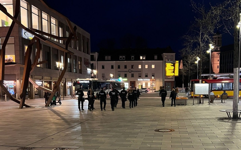 POL-OF: Hanauer Polizei erhöht Präsenz und verstärkt konzeptionelle Kontrollmaßnahmen rund um den Freiheitsplatz: Mehrere unerlaubte Gegenstände in Waffenverbotszone sichergestellt - Foto: presseportal.de
