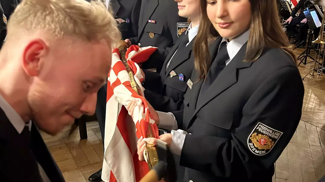 FW-HB: Gelöbnis & Jubiläen: Freiwilligen Feuerwehren im Bremer Rathaus gewürdigt - Bild: presseportal.de