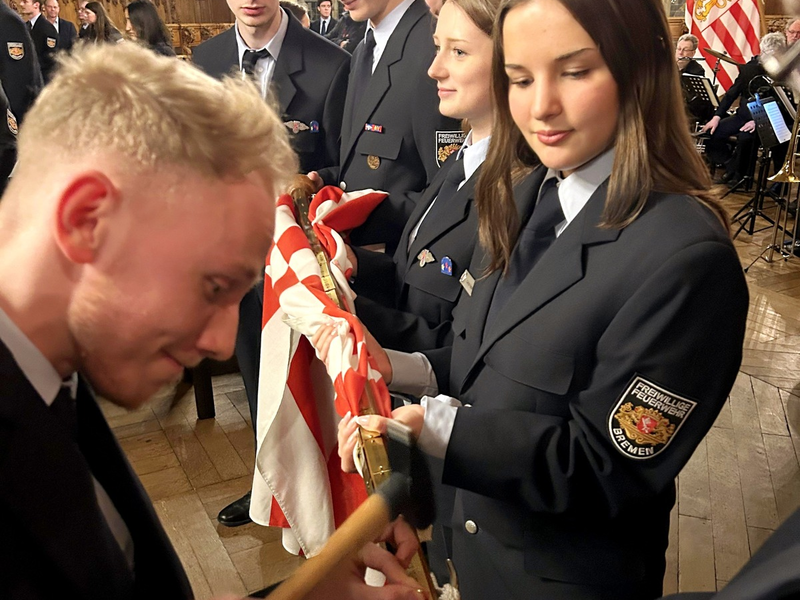 FW-HB: Gelöbnis & Jubiläen: Freiwilligen Feuerwehren im Bremer Rathaus gewürdigt - Foto: presseportal.de