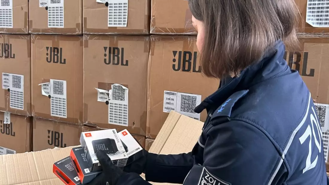 HZA-UL: Verdacht auf Markenfälschung/Zoll stoppt 2000 Kopfhörer und Lautsprecherboxen - Bild: presseportal.de