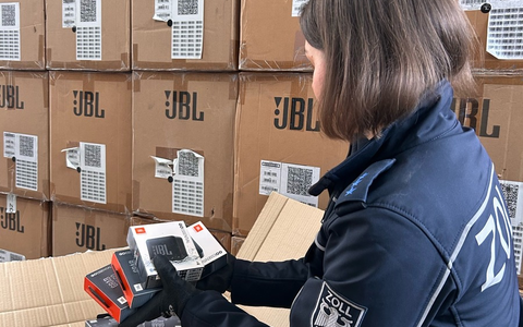 HZA-UL: Verdacht auf Markenfälschung/Zoll stoppt 2000 Kopfhörer und Lautsprecherboxen - Foto: presseportal.de