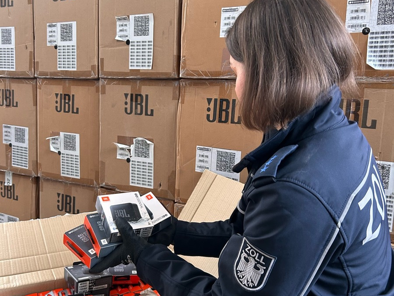 HZA-UL: Verdacht auf Markenfälschung/Zoll stoppt 2000 Kopfhörer und Lautsprecherboxen - Foto: presseportal.de