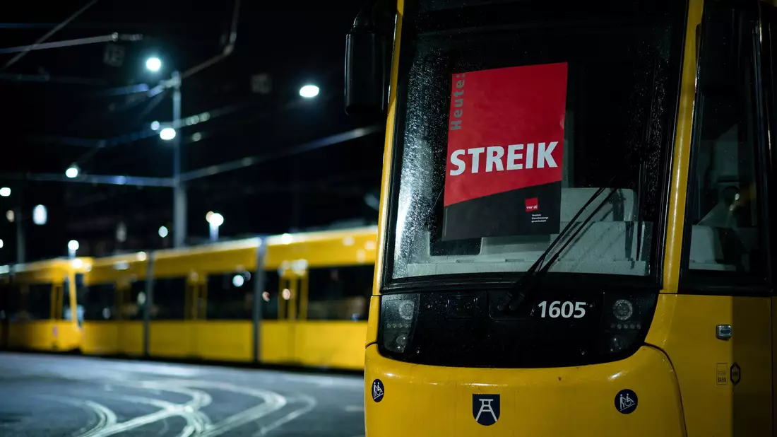 Erneut bleiben Busse und Bahnen wegen eines Warnstreiks in vielen Bundesländern in den Depots. (Archivbild) - Bild: Fabian Strauch/dpa/dpa-tmn