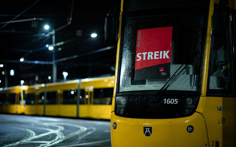 Erneut bleiben Busse und Bahnen wegen eines Warnstreiks in vielen Bundesländern in den Depots. (Archivbild) - Foto: Fabian Strauch/dpa/dpa-tmn