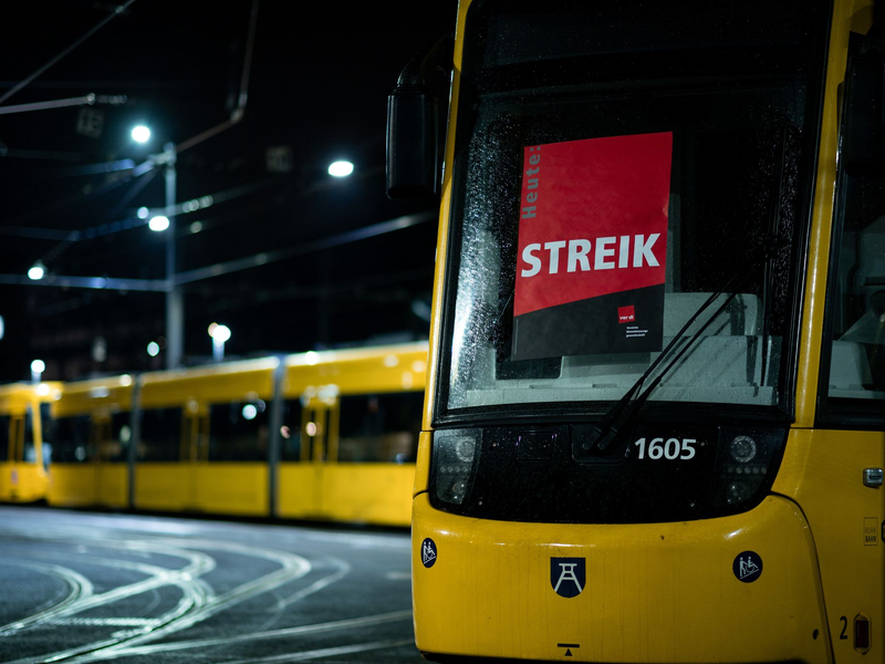Erneut bleiben Busse und Bahnen wegen eines Warnstreiks in vielen Bundesländern in den Depots. (Archivbild) - Foto: Fabian Strauch/dpa/dpa-tmn
