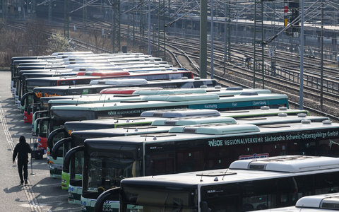 Erneut bleiben Busse und Bahnen wegen eines Warnstreiks in vielen Bundesländern in den Depots. (Archivbild) - Foto: Robert Michael/dpa