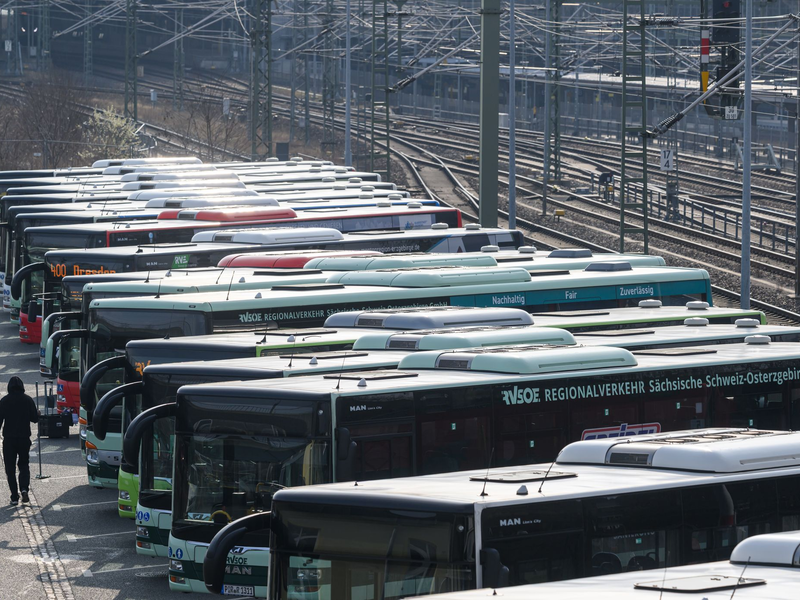 Erneut bleiben Busse und Bahnen wegen eines Warnstreiks in vielen Bundesländern in den Depots. (Archivbild) - Foto: Robert Michael/dpa