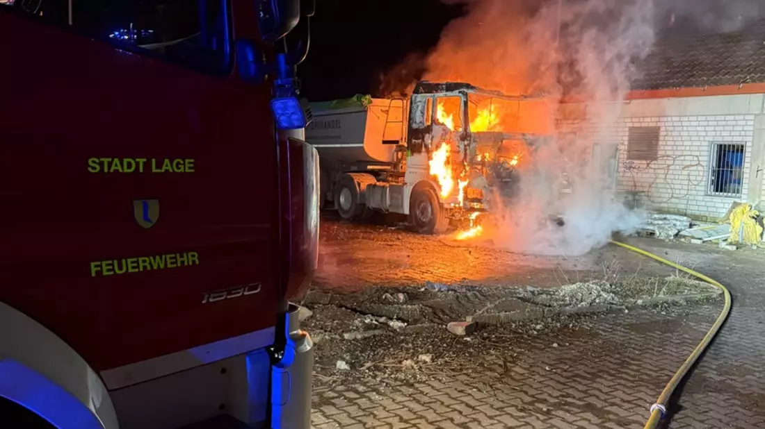 FW Lage: Fahrerhaus eines LKW in Vollbrand - Bild: presseportal.de