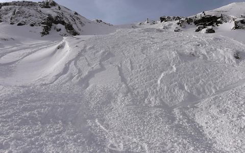 In diesem Winter gibt es ungewöhnlich viele Lawinen wie hier in Tirol. (Archivbild) - Foto: Zoom.Tirol/APA/dpa