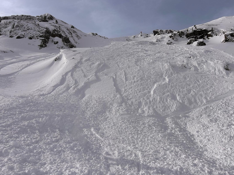 In diesem Winter gibt es ungewöhnlich viele Lawinen wie hier in Tirol. (Archivbild) - Foto: Zoom.Tirol/APA/dpa
