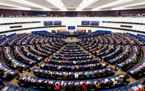 Abstimmungen mit rechten Mehrheiten gab es im Europäischen Parlament zuletzt häufiger - die Intensität der Zusammenarbeit der EVP mit Rechtsaußen-Fraktionen war bislang aber nicht bekannt. (Archivbild) - Foto: Philipp von Ditfurth/dpa