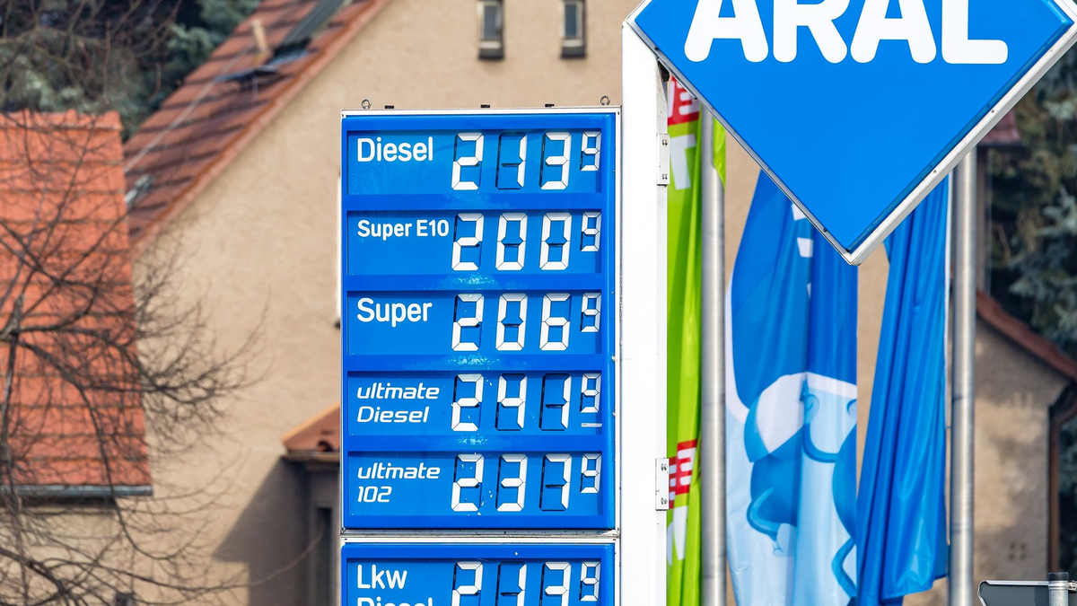 Die Spritpreise pendeln sich langsam auf einem sehr viel höherem Niveau als vor Kriegsbeginn ein. (Archivbild) - Foto: Frank Hammerschmidt/dpa