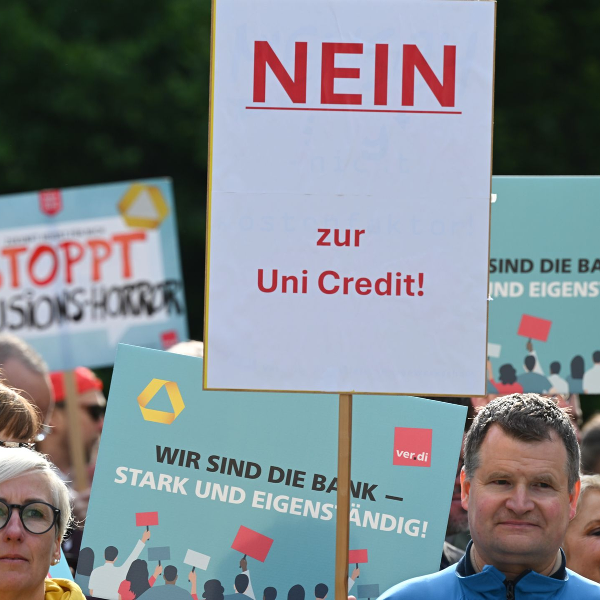 Schon bei der Hauptversammlung 2025 protestierten Commerzbank-Mitarbeiterinnen und -Mitarbeiter gegen das Vorgehen der Unicredit. (Archivbild) - Foto: Arne Dedert/dpa