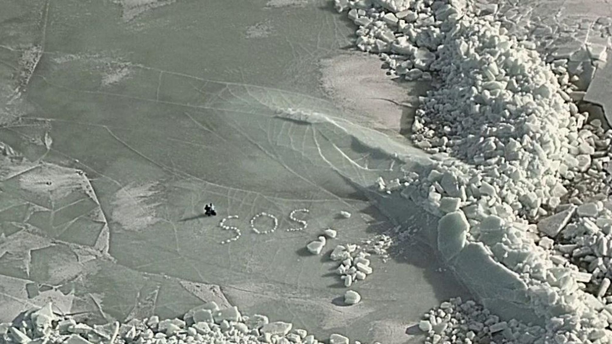 SOS auf dem Eis: Nach dem Einbruch ihres Zeltes ins Eis retten sich zwei Camper mit Mühe und werden nach fünf Stunden per Hubschrauber geborgen. - Foto: Finnish Border Guard/dpa