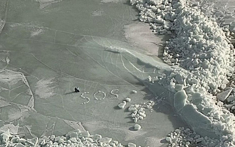 SOS auf dem Eis: Nach dem Einbruch ihres Zeltes ins Eis retten sich zwei Camper mit Mühe und werden nach fünf Stunden per Hubschrauber geborgen. - Foto: Finnish Border Guard/dpa