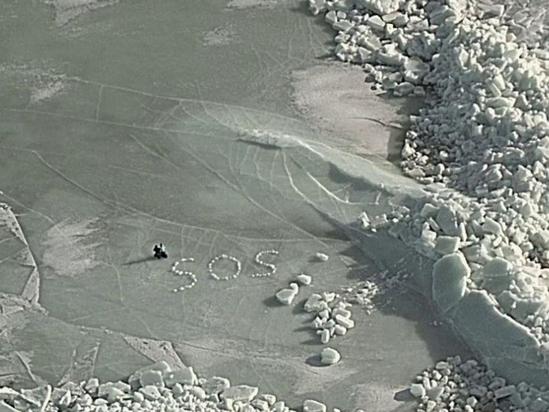 SOS auf dem Eis: Nach dem Einbruch ihres Zeltes ins Eis retten sich zwei Camper mit Mühe und werden nach fünf Stunden per Hubschrauber geborgen. - Foto: Finnish Border Guard/dpa