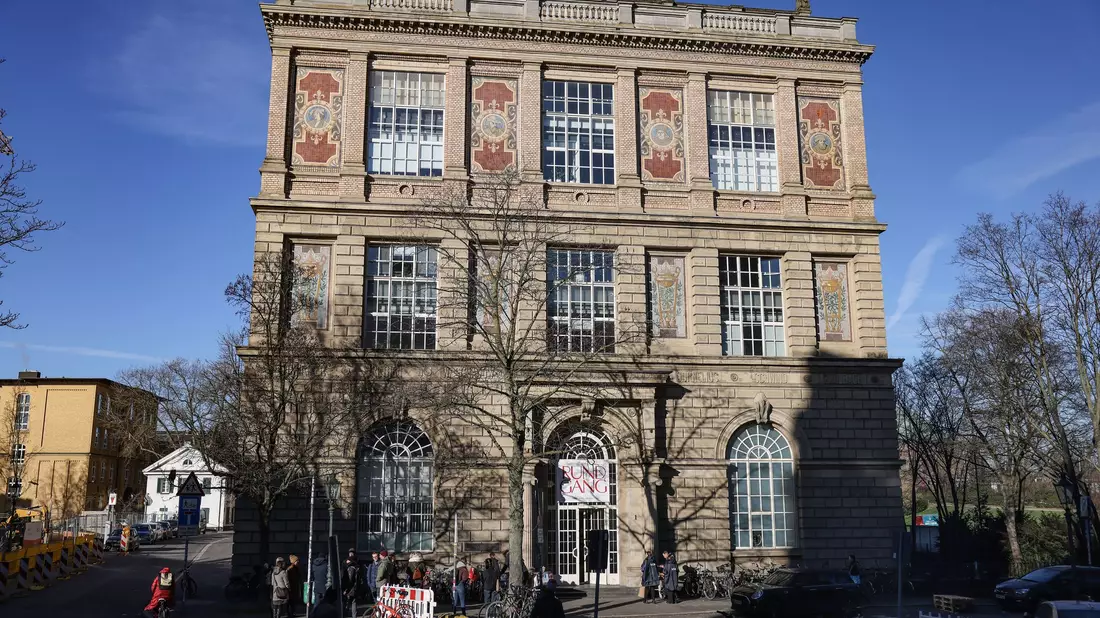 Die Kunstakademie Düsseldorf taucht zuletzt häufiger in den Nachrichten auf. (Archivbild) - Bild: Oliver Berg/dpa