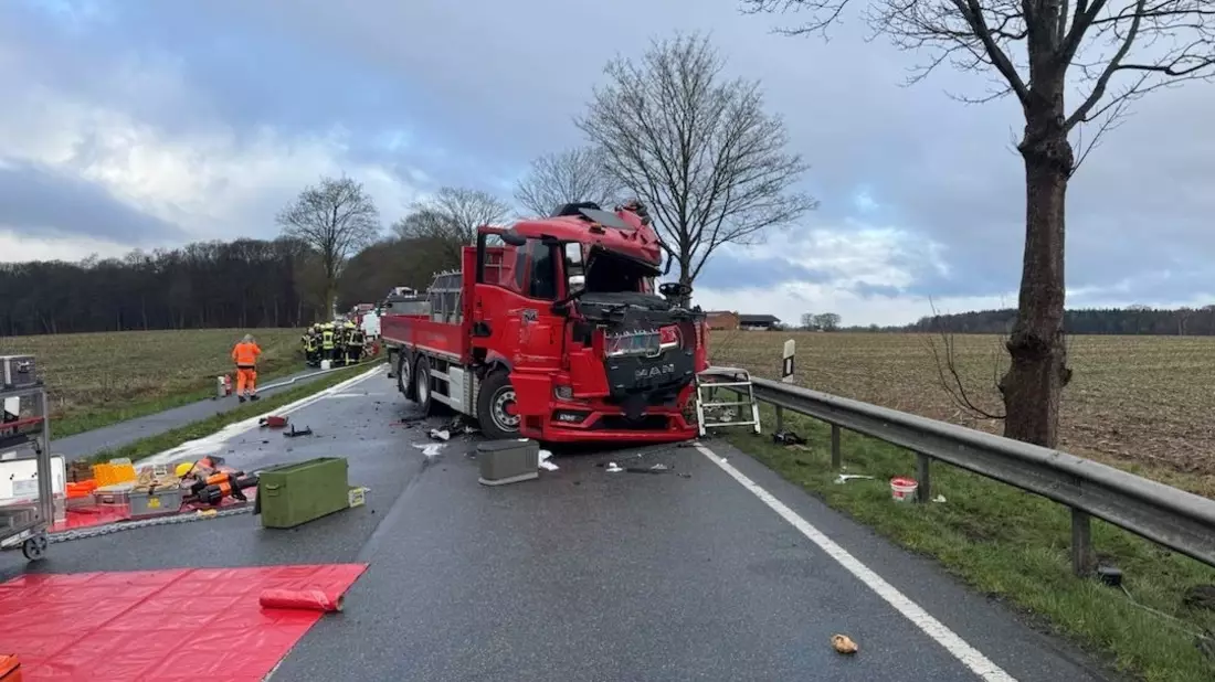 POL-CUX: Nach schwerem Verkehrsunfall auf der B71 - Vollsperrung aufgehoben (Foto im Anhang) - Bild: presseportal.de