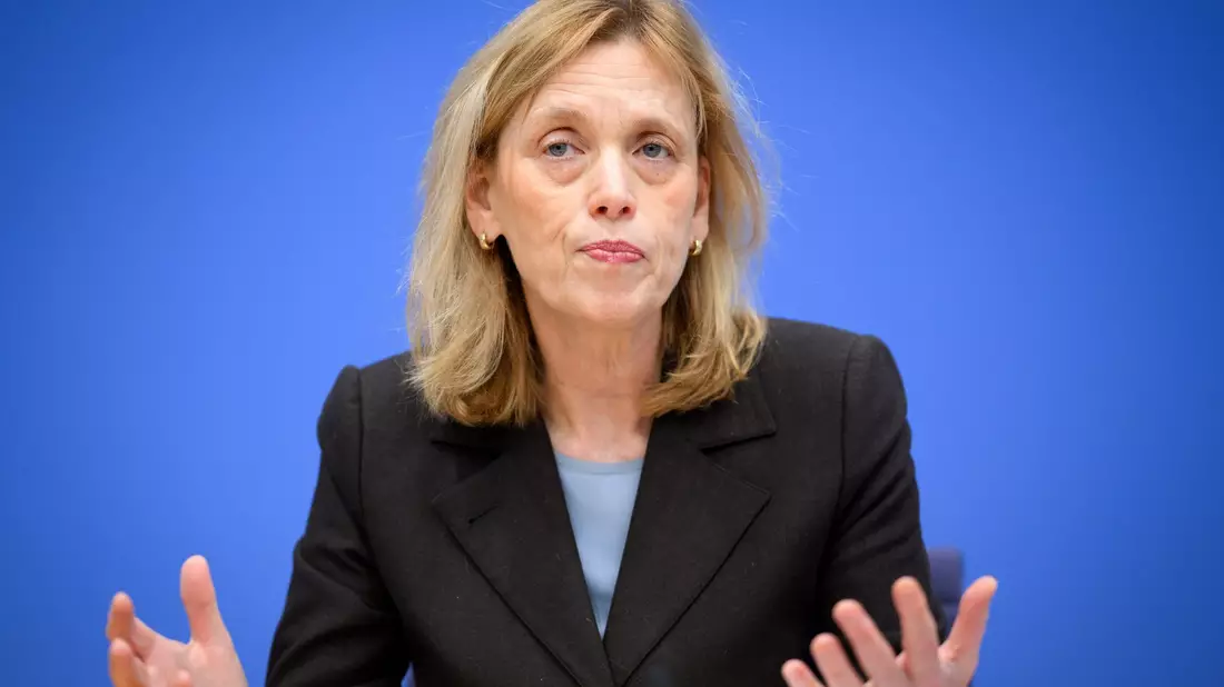 Bildungsministerin Karin Prien erwartet rasch europäische Vorschriften für Tech-Konzerne, um den Zugang von Kindern und Jugendlichen zu sozialen Medien einzuschränken. (Archivbild) - Bild: Bernd von Jutrczenka/dpa