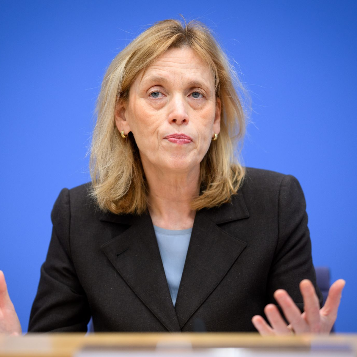 Bildungsministerin Karin Prien erwartet rasch europäische Vorschriften für Tech-Konzerne, um den Zugang von Kindern und Jugendlichen zu sozialen Medien einzuschränken. (Archivbild) - Foto: Bernd von Jutrczenka/dpa