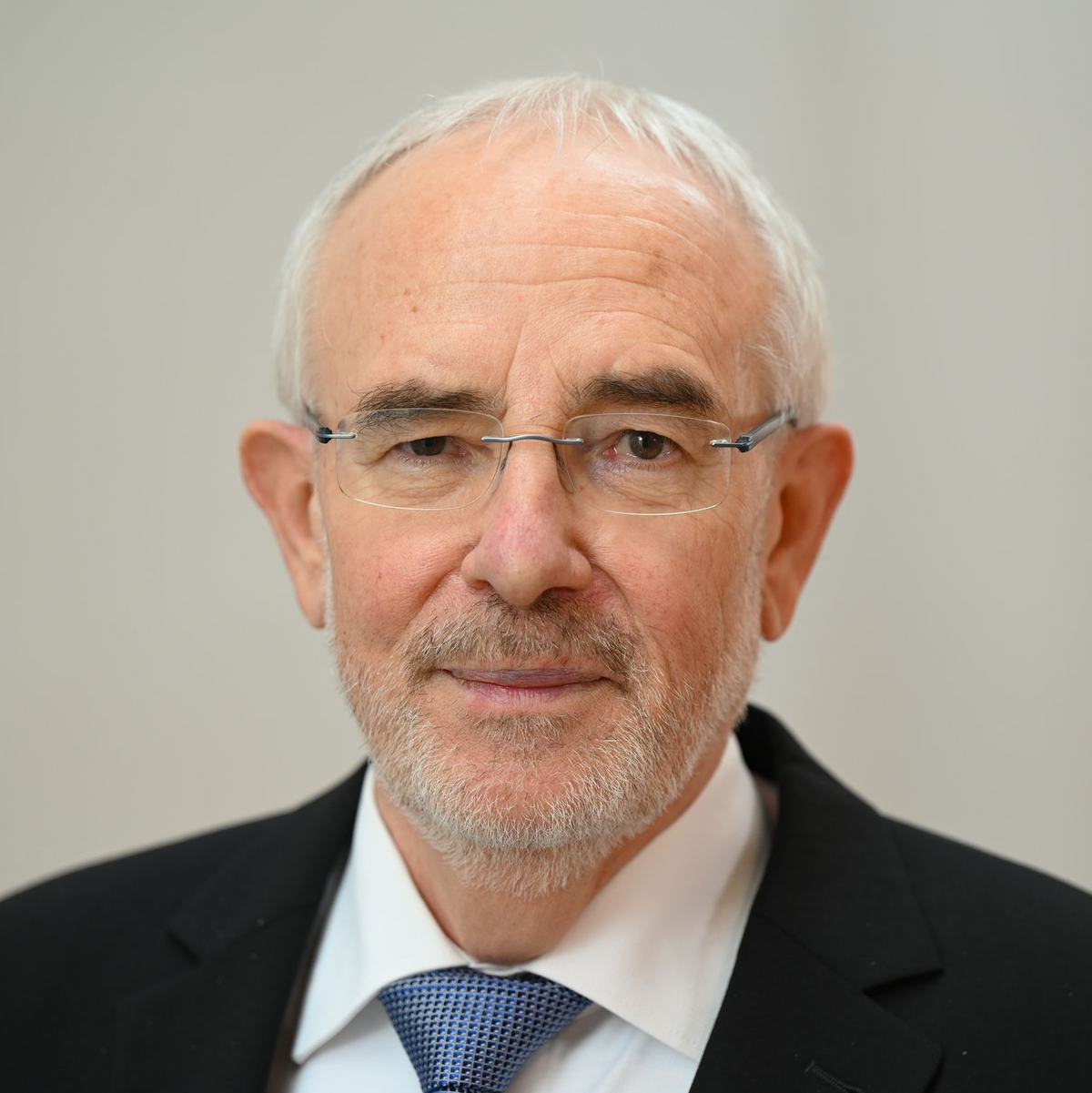 Alexander Roßnagel fordert, bei der Umsetzung von Altersbeschränkungen auf den Datenschutz zu achten. (Archivbild) - Foto: Arne Dedert/dpa