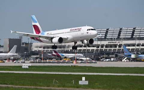 Die Lufthansa-Tochter Eurowings startet von zahlreichen Flughäfen in Deutschland.  - Foto: Bernd Weißbrod/dpa