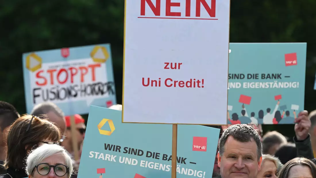 Schon bei der Hauptversammlung 2025 protestierten Commerzbank-Beschäftigte gegen das Vorgehen der Unicredit. (Archivbild) - Bild: Arne Dedert/dpa