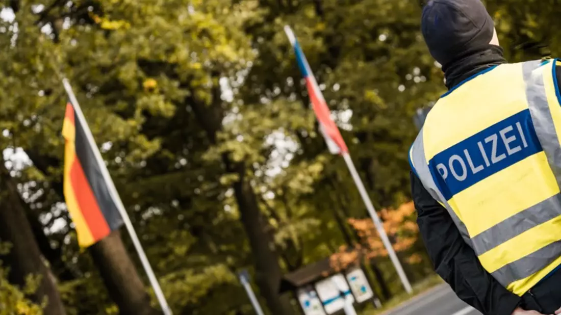 BPOLI LUD: Für ungültig erklärt - Bundespolizei stellt rumänischen Aufenthaltstitel bei Nepalesen sicher - Bild: presseportal.de
