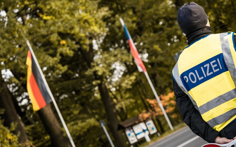 BPOLI LUD: Für ungültig erklärt - Bundespolizei stellt rumänischen Aufenthaltstitel bei Nepalesen sicher - Foto: presseportal.de