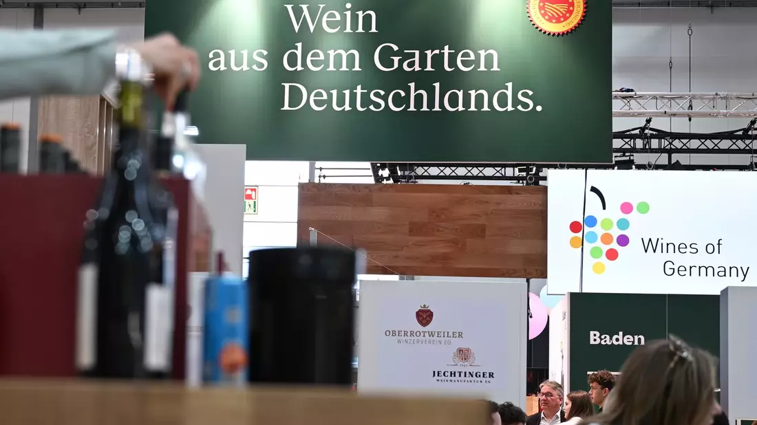 Auf der Weinmesse Prowein werden viele Weine vorgestellt. - Bild: Wolf von Dewitz/dpa